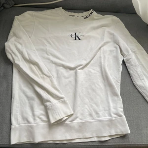 Calvin Klein sweatshirt  - En vit Calvin Klein sweatshirt i storlek L. I ett bra men använt skick. Superfin! 