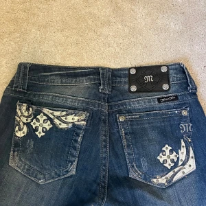Miss me jeans - 🎀Miss me jeans 🎀straight 🎀Low Waist 🎀midjemått-79  🎀innerbenslängd-83 Säljer då dem inte kommer till användning, kom privat för mer info eller bilder!  