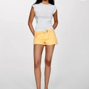 Mango lowwaist shorts 💛 - Säljer dessa helt perfekta shorts då jag köpte fel storlek 😫🌻 Oanvända med lappen kvar, ett riktigt fynd. Helt slutsålda överallt💛💛Buda gärna. 