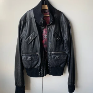 Skinnjacka - Vintage svart skinnjacka. Står storlek 164 men passar S