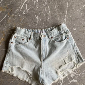 Shorts - Hej, jag säljer mina Zara shorts. Dem är använda ett fåtal gånger. Säljer dem eftersom dem är för små💕