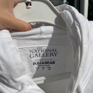 National gallery hoodie - Köpt i Belgien! National galley collaboration med pull and bear! Använd fåtal gånger 