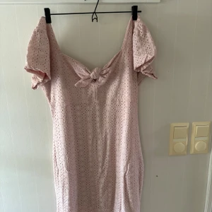 Guess klänning - Säljer min super söta guess klänning då den är för stor för mig🩷 klänningen är aldrig använd och lapparna sitter fortfarande på🩷