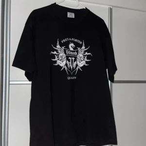 Vetements Pret-a-Porter T-Shirt - Står S men sitter mer som M/L då den är oversized. Från Pret a Porter kollektionen. Kom gärna med prisförslag