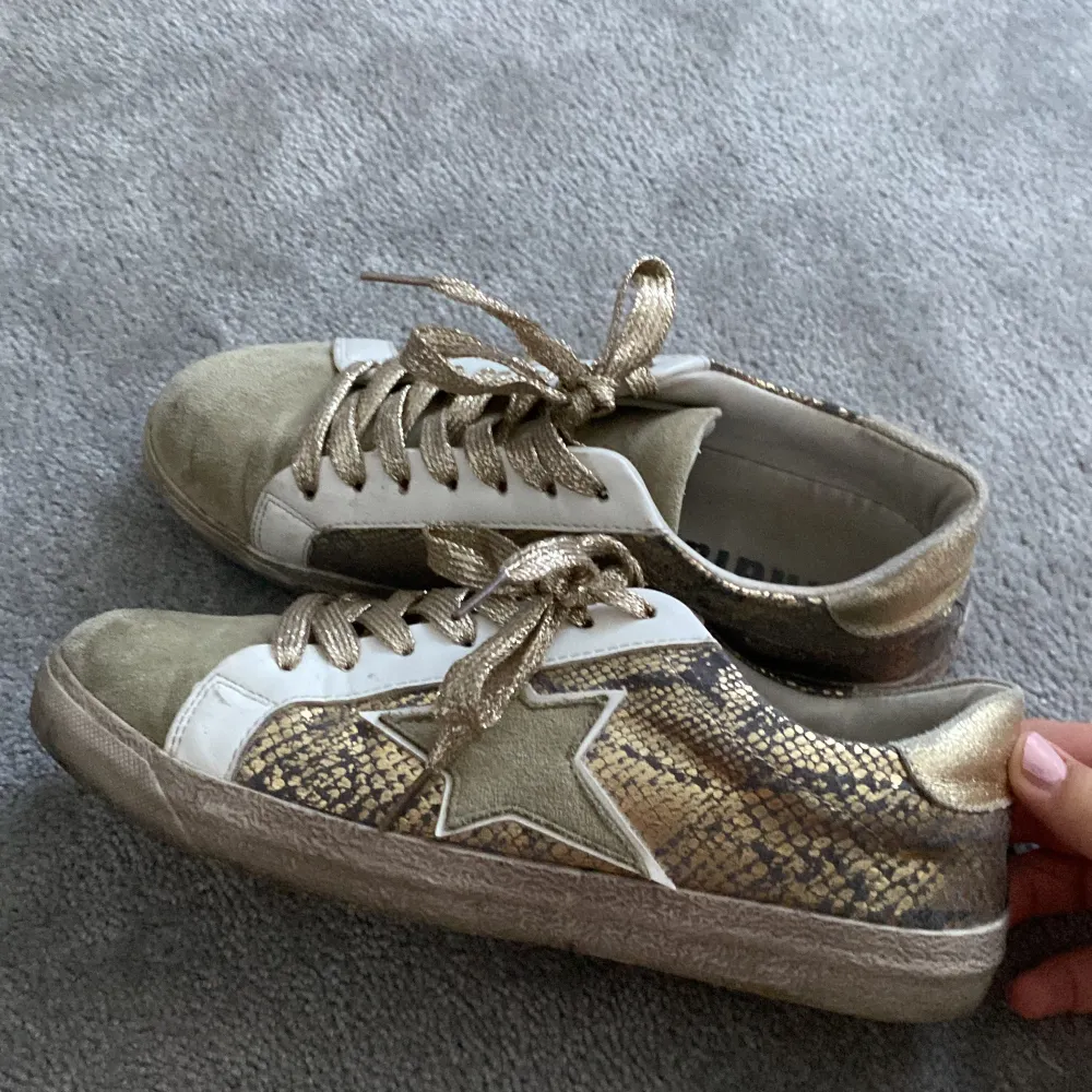  golden goose liknande skor från findlay ascoola storlek 36 köptes i Paris för ca 1200 säljer nu för 400 priset kan diskuteras vid snabb affär🥰 . Skor.