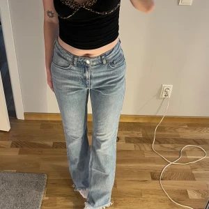 Midwaisted ljusblå Jeans - Ljusblå midwaisted jeans i storlek 34