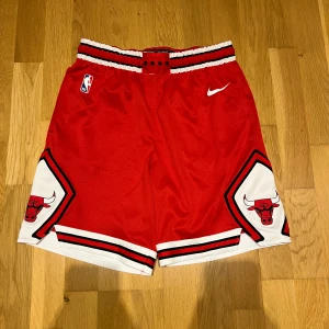 Nike Chicago Bulls shorts - Använda ett fåtal gånger Nypris 750kr Modellen är 185cm lång och väger 82kg 