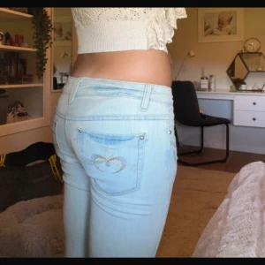 Blå Low waist jeans - Säljer mina blåa low waist jeans då dom tyvärr inte passar mig Nypris är 1400 (Lånad bild)