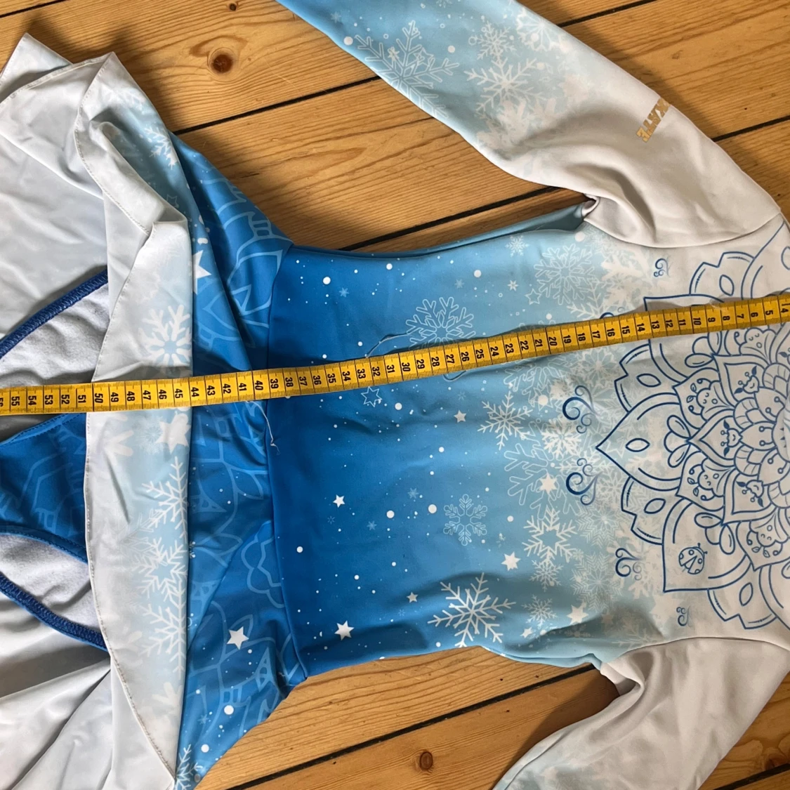 Blå och vit klänning med snöflingor - 91