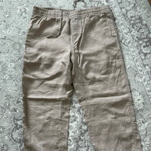 Brun/beige Linnebyxor - Säljer dessa linnebyxor som är ifrån H&M. Inga konstigheter med dem knappt använda. Färgen är beige/brun.