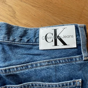 Calvin Klein shorts - Köpte dessa i Frankfurt förra året, använda en gång. Sitter högmidjat, lite mom-jeans typ! Köpte de för 1000 typ, säljer för 500 men kan gå ner i pris också. 