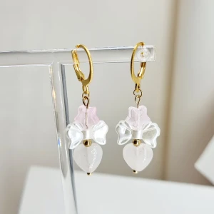 Handgjorda örhängen  - Handgjorda örhängen●Följ :@ekjewelryofficial🤲 ● 💎Material- rosenkvarts, plastik ●Örhängeskrokar -rostfritt stål. Nickel fri. Längd -4, 5cm. Vattentåliga, ändrar inte färgen! 