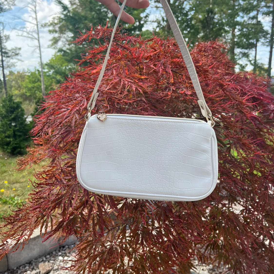 Vit axelväska med krokodilmönster - 90