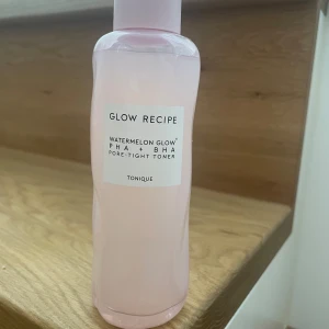 Glow recipe toner - Säljer denna toner från glow recipe som är använd ca 3 gånger. Den passade inte min hudtyp därför säljer jag.