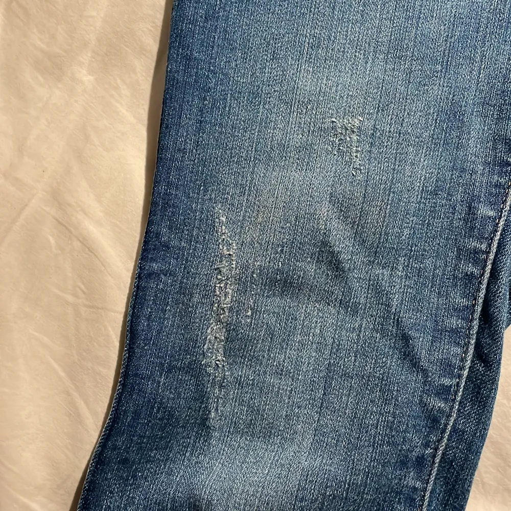 Ett par lågmidajde utsvängda jeans som min syster växt ur. En absolut favorit! Lite snygga detaljer på ena benet. 📍Storlek: 158. Pris kan självklart diskuteras, och kontakta mig för flera bilder 💗. Jeans & Byxor.