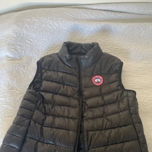 Canada Goose Väst  - Säljer min knappt använda väst storlek S. 