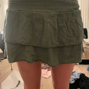 Volangkjol - Säljer min jättesöta gröna Volangkjol💗 den är perfekt nu till skolstarten💗 inga defekter💗passar xs/s💗hör av er om ni har några frågor💗den är köpt i Spanien så vet inte varumärke🇪🇸