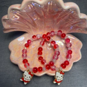 Pinky red ballerina🩰 - Röda armband med rosa pärlor samt ett söt hello Kitty hänge🩰💖 39kr styck.