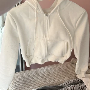 Vit kort tröja  - Har använt en del innan men nu är den för liten för mig. Den värmer ganska bra, storlek XS 