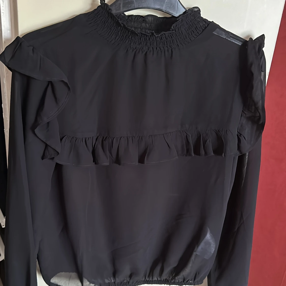 Svart blus från Gina Tricot