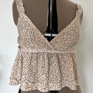 Blommig blus - Super söt blommig blus/linne💕