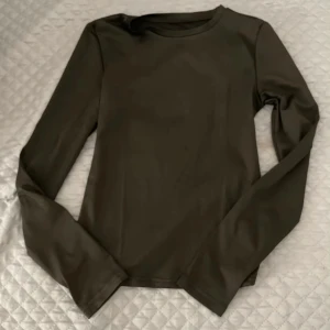 Svart långärmad tröja - Säljer en enkel och stilren svart långärmad tröja. Perfekt för höst och vinter, den är gjord av mjukt och bekvämt material. Tröjan har en normal passform och är perfekt för vardagsbruk. Köp direkt eller ge prisförslag 💚