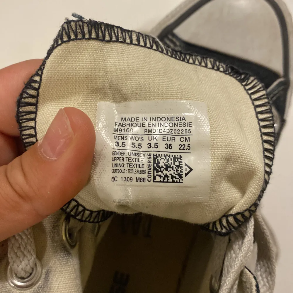 2 par välanvända Converse, men ändå i gott skick. Färg: ett par svarta och ett par gråa. Stl. 36 på båda. Säljer helst båda för 350 kr. Annars 200kr / par om du önskar köpa endast ett par. . Kengät.