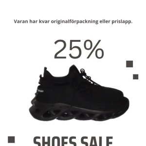 Svarta sneakers - Ett par svarta sneakers med unik sula och snörning. Skorna är helt nya och DESIGNED' på baksidan.