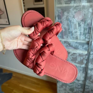 Röda sandaler från Mango - Säljer dessa sandaler från Mango, supersöta och jättesköna!! Endast använda ett tillfälle 🎈❤️