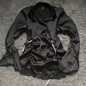 handsydd skjorta - se bilderna!! då plagget är handsytt finns det små defekter såsom ojämnheter och lösa trådar 🪡