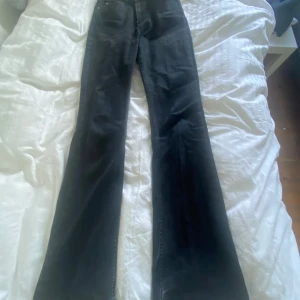 Bootcut jeans  - Säljer svarta bootcut jeans från Gina Tricot, samma modell som den tidigare annonsen🙏 Passar mig som är 159, men är ganska långa så passar nog de som är runt 165 också🔥 Nypris var 500kr, säljer för 130kr❤️