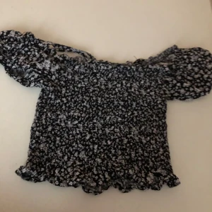  Ett sätt från Newyorker  - En kjol och en tröja. Kjolen är Medium Tröjan är XXS Har använt några gånger 