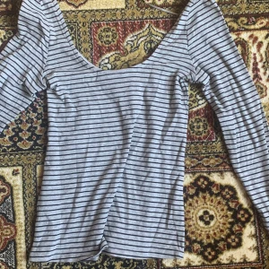 Långärmad tröja med djup urringning  - Helt ny