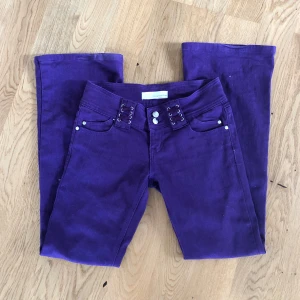 Unika lila living dead soul jeans - Low waist bootcut jeans från living dead souls med snörning på fram och bakfickor (en saknas, se bild). 