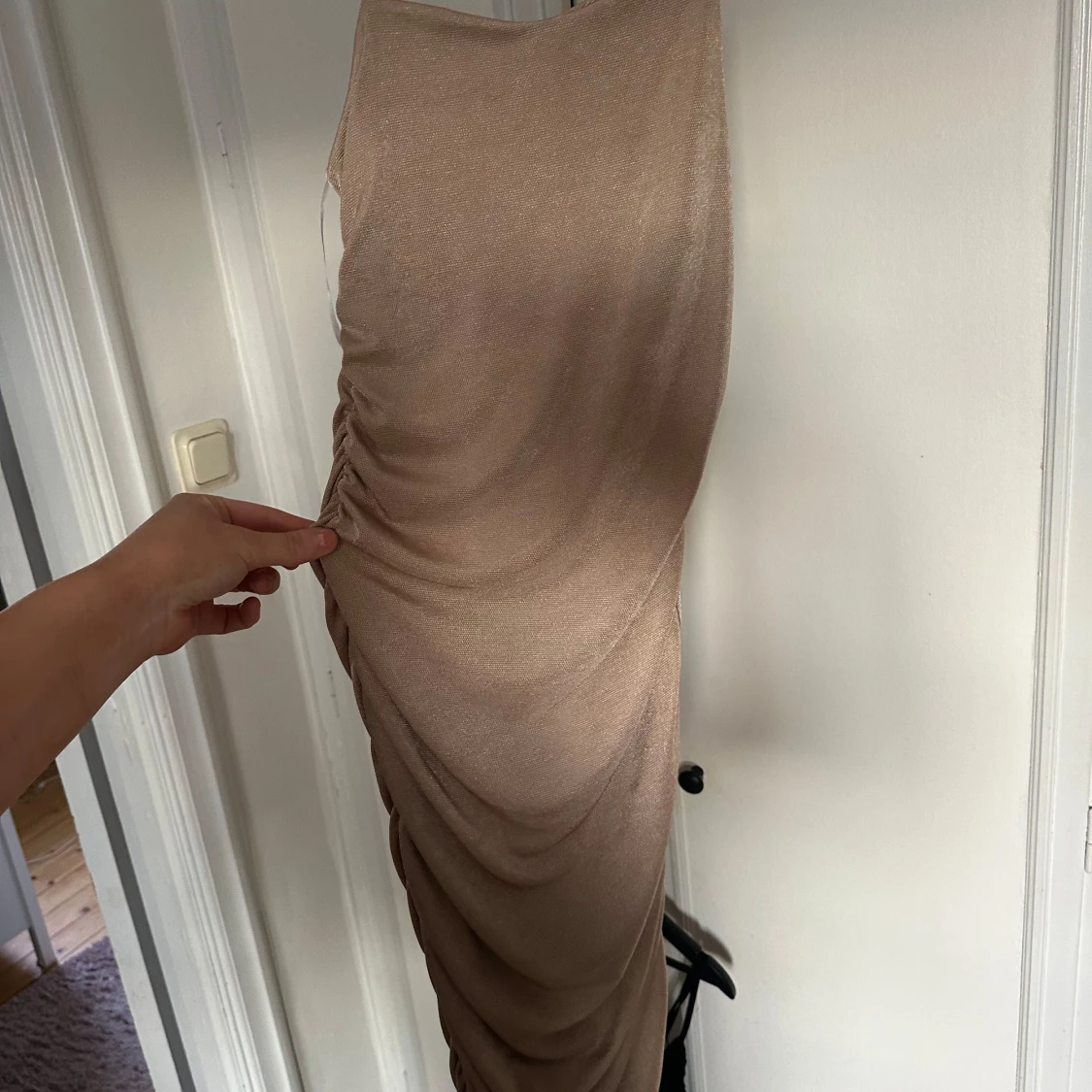 Glittrig beige klänning  - 91