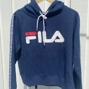 Hoodie - Marinblå hoodie från Fila. Bra skick!