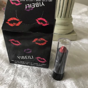 Amplified Creme Lipstick från Yibeili - Säljer ett snyggt Amplified Creme Lipstick från Yibeili. Läppstiftet kommer i en elegant svart förpackning med färgglada läppavtryck. Färgen på läppstiftet är en härlig rosa nyans som passar perfekt för både vardag och fest. Läppstiftet är krämigt och ger en fin glansig finish. finns fler kvar, 39kr/st . samma frakt 