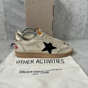 Golden Goose ”Ballstar” - Säljer nu dessa feta Golden goose skor i den eftertraktade modellen Ballstar. Skorna är använda ett fåtal gånger ~ 9/10 - Storlek: 41 men passar 42 - Nypris: 6600 kr - Allting på bild 5 tillkommer - Svarar gärna på era frågor!
