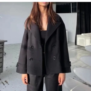 Design by si kappa  - Säljer min svarta design by si kappa som är i bra skick. Perfekt nu till hösten ! Pris kan absolut diskuteras och kontakta för fler bilder eller frågor!❤️