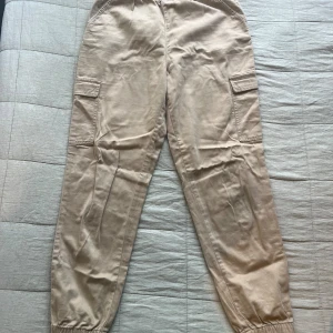 Cargo byxor beige - Beige Cargo byxor använda men i nytt skick utan skador oxh lösa trådar.