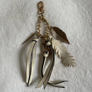 Nyckelring - Väldigt fin nyckelring! Köparen står för frakten men kan även mötas upp i Uppsala, Knivsta eller Sigtuna! Tveka inte att fråga mig om något☺️