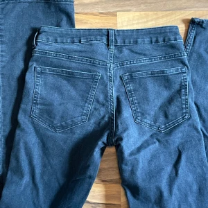 lågmidjade bootcut jeans  - lågmidjade bootcut jeans från h&m i storlek 34. har använts ett par gånger men i bra skick! hör av dig vid frågor eller för fler bilder. 