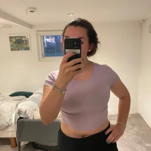 Lila/rosa ribbad top - Superfin lila/rosa sommartorp som är ribbad. Väldigt fint skick, har inte använt mycket. 