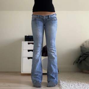 Säljer dessa jättesnyggga jeans!!!! Storlek 36, som referens är jag 165cm. Från märket tally wejl. Så coola gröna detaljer på bakficka och knapp!! Midjemått rakt över=41cm Innerbenslängd=81cm 