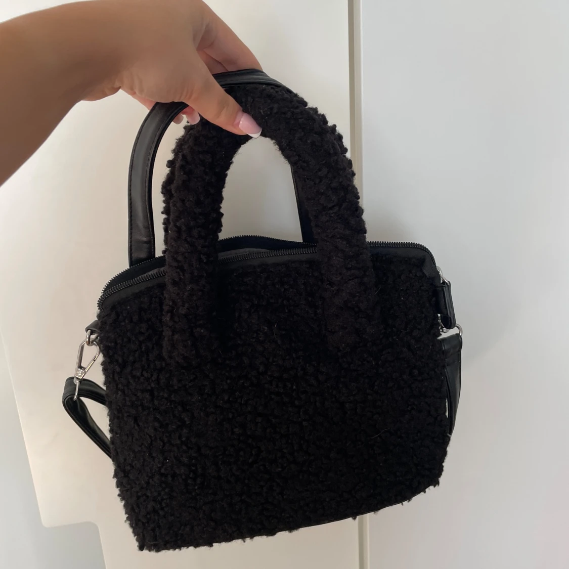 Fluffig väska svart