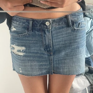 Hollister jeans kjol  - Jag säljer denna hollister jeanskjolen den är i storlek xs-s och är w26 om man vill ha kjolen kortare så funkar det jätte bra att klippa den kortare pris kan diskuteras vid snabbt köp 💗