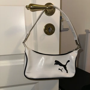 Vintage puma väska - SUPERSÖT vintage svartvit mini handväska från Puma. Bra skick, några enstaka märken (kan säkert enkelt tas bort) ❤️‍🔥