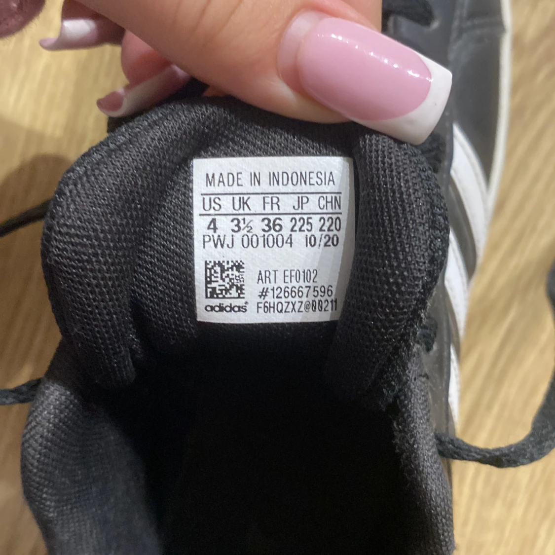 Svarta Adidas sneakers med vita ränder - 93