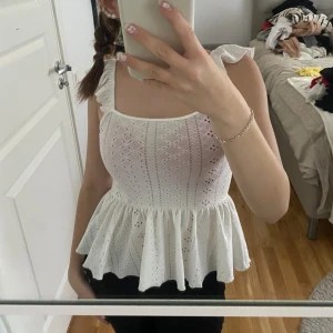 Somrig topp med öppen rygg - En jätte fin vit somrig topp med super snyggt tyg och lite ”fågel ärmar” och med öppen rygg, har aldrig använd lappen kvar, säljer då jag har 2 likadana🤍💗🤍💗