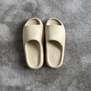 Yezzy slides  - Använda fåtal gånger, nytt skick. HÖR AV DIG VID FLERA FRÅGOR 